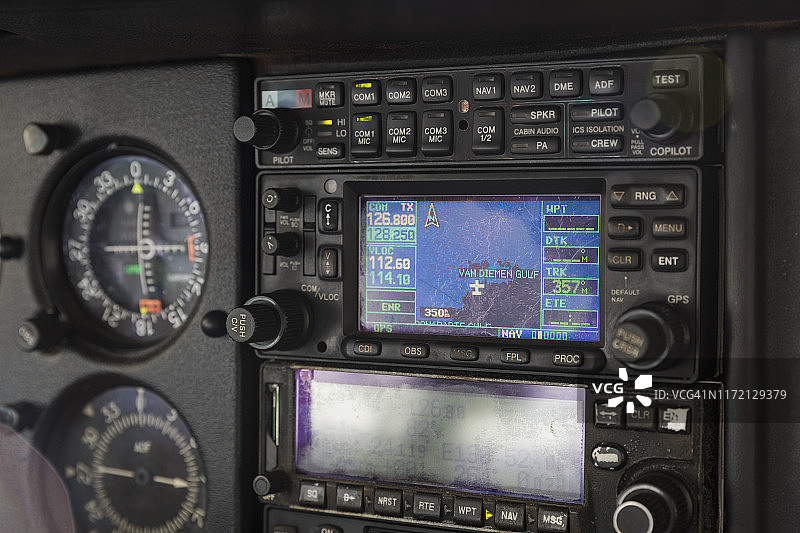 特写：飞机驾驶舱无线电设备和仪表图片素材