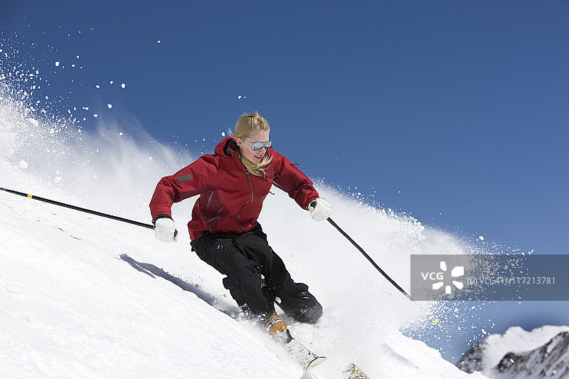 蓝天下的女滑雪者图片素材