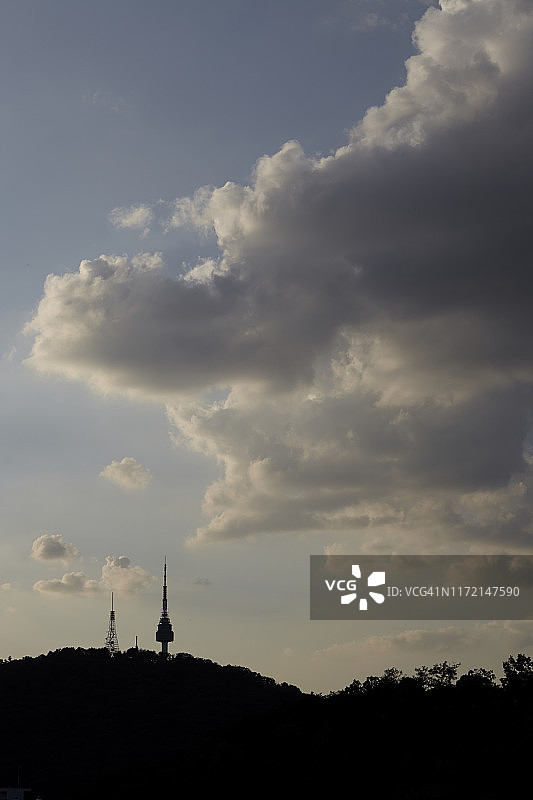 韩国首尔南山上的云后阳光图片素材