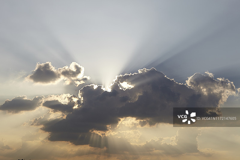 韩国首尔南山上的云后阳光图片素材