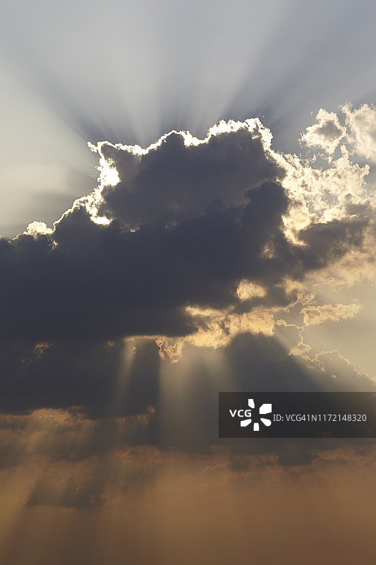 韩国首尔南山上的云后阳光图片素材