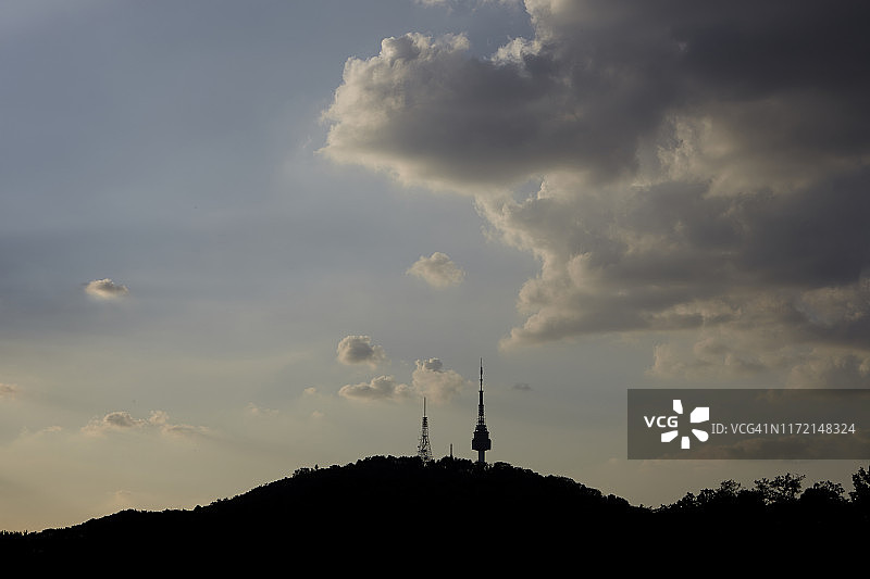 韩国首尔南山上的云后阳光图片素材