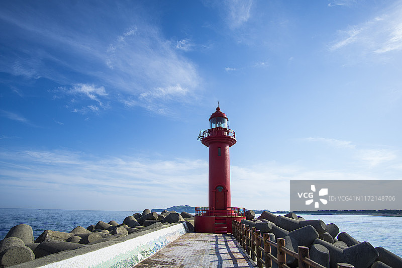 韩国济州岛上的红色灯塔图片素材