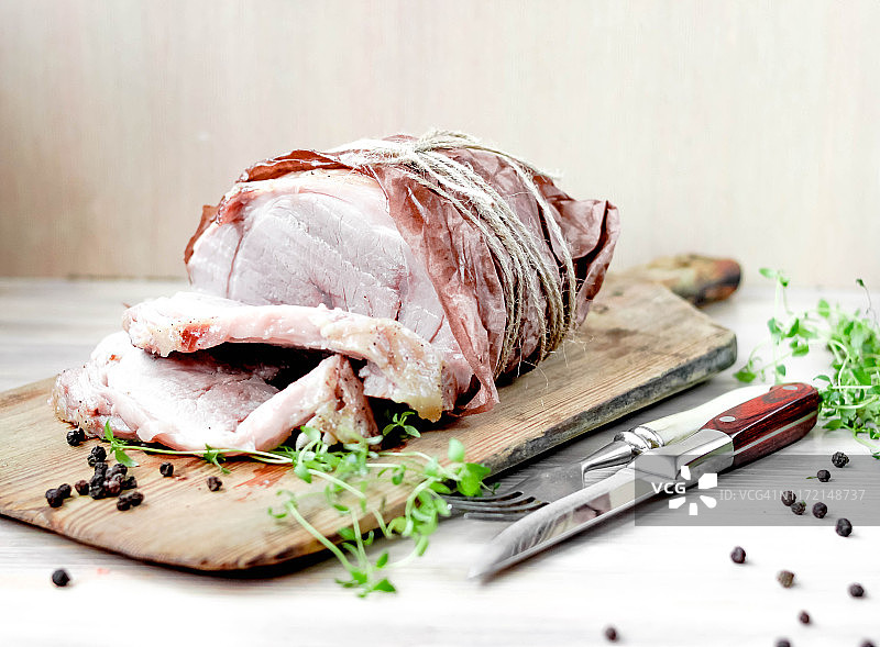 自制烤猪火腿与餐具，节日美食和酮饮食食品图片素材