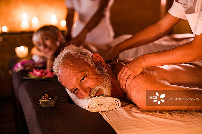 老年夫妇在美容水疗中心享受放松按摩图片素材