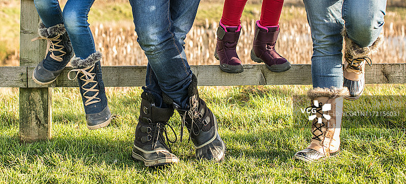 一家人穿着冬靴的腿部特写图片素材