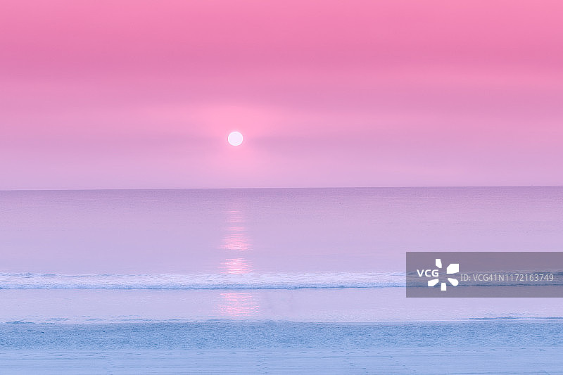 海洋上的柔和色日出图片素材