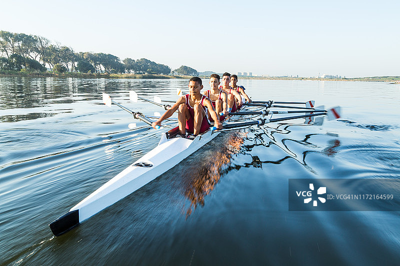 混血赛艇队在黎明时在湖上训练图片素材