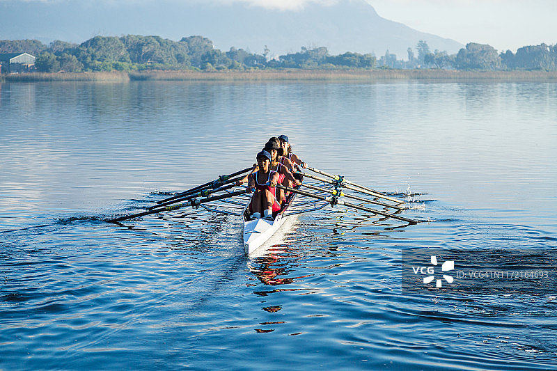 混血女子赛艇队在湖上训练图片素材