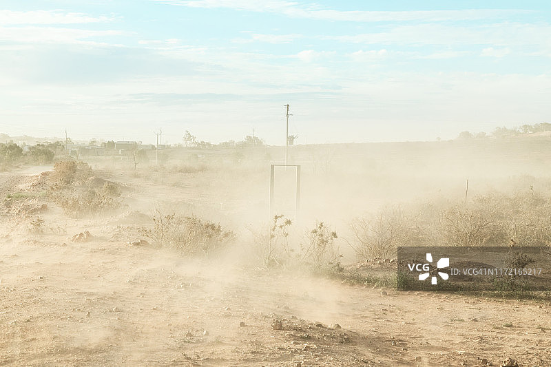 澳大利亚干旱地区乡村道路上的沙尘暴图片素材