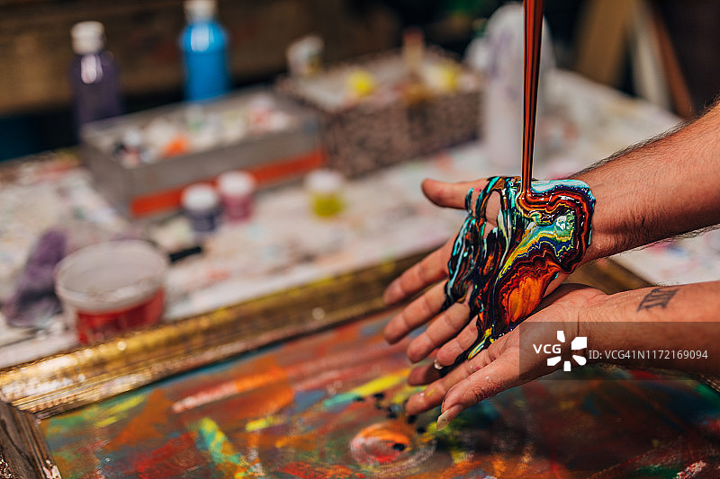 艺术家在手上调色图片素材