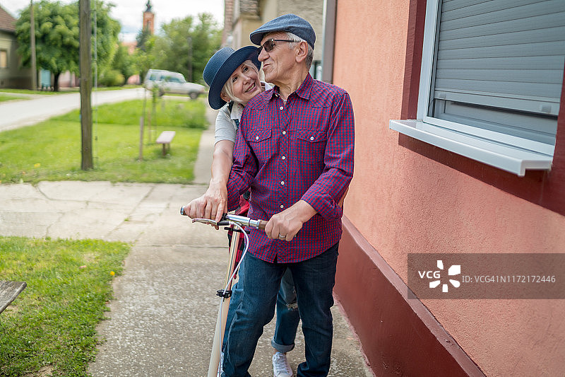骑踏板车的情侣图片素材