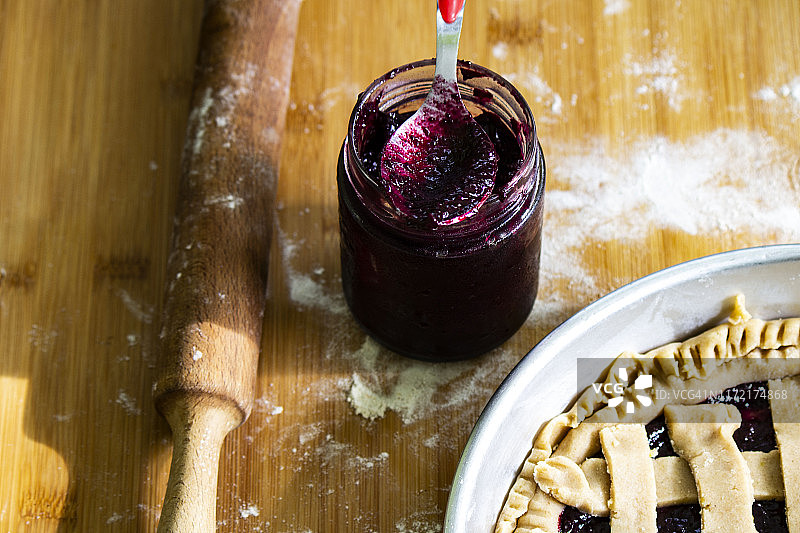 用于制作酸甜口味的黑莓果酱图片素材