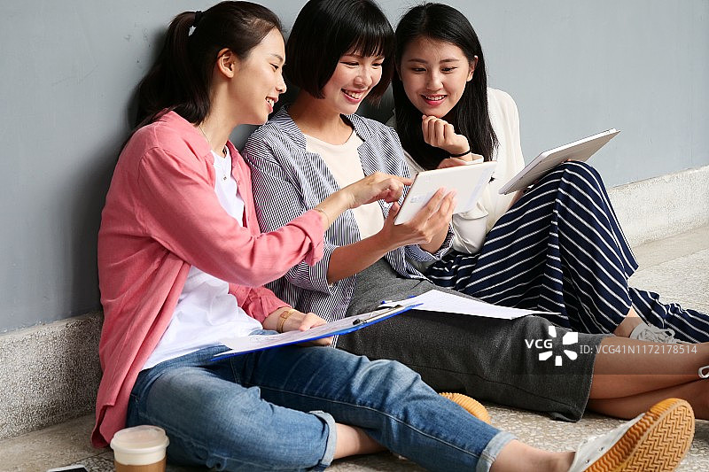 在走廊里讨论的年轻女学生图片素材