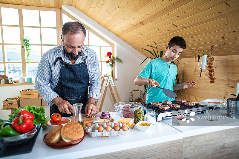 单身父亲和儿子一起做饭图片素材