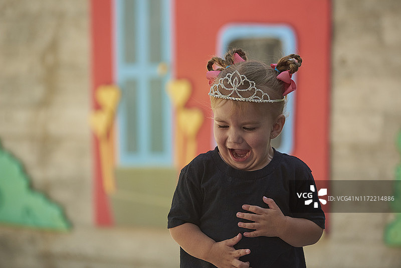 戴着头饰的患有D-TGA的两岁女孩图片素材