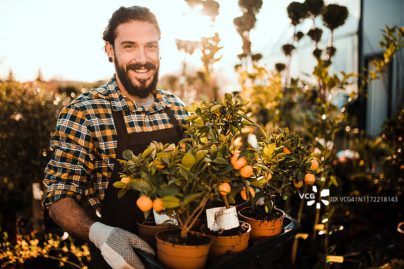 男生手捧盆栽图片素材