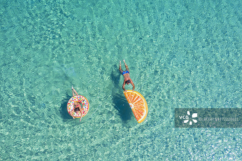 情侣海边享受图片素材