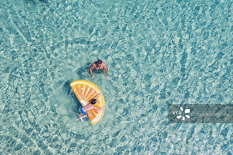 游泳人群的无人机视角图片素材