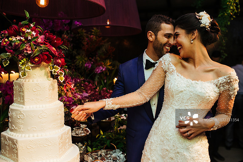 新婚夫妇切结婚蛋糕图片素材