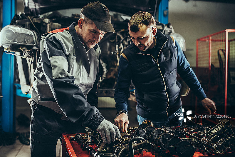 技工修理汽车引擎图片素材