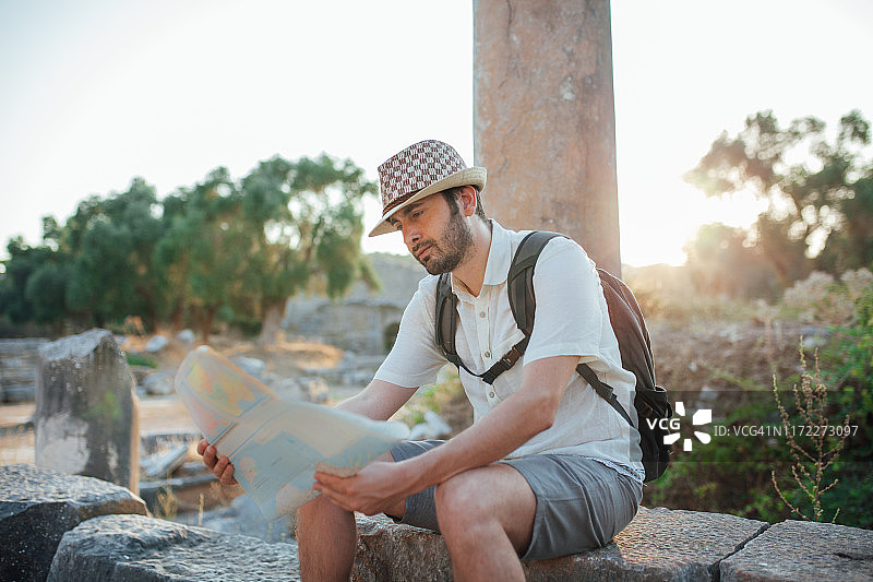拿着地图探索以弗所的游客图片素材