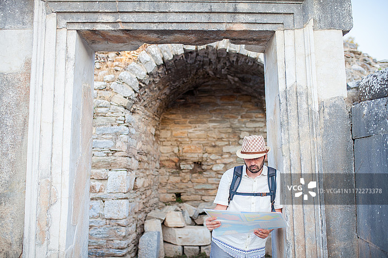 拿着地图探索以弗所的游客图片素材