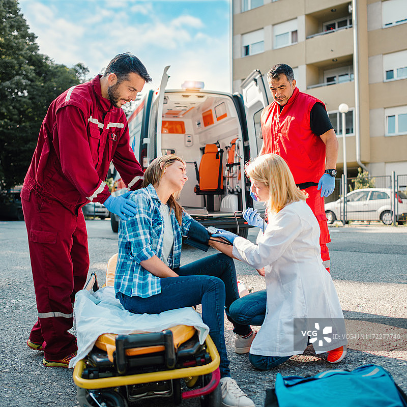 医疗急救队帮助受伤妇女图片素材