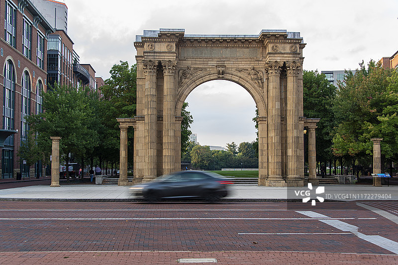 拱门处的汽车图片素材