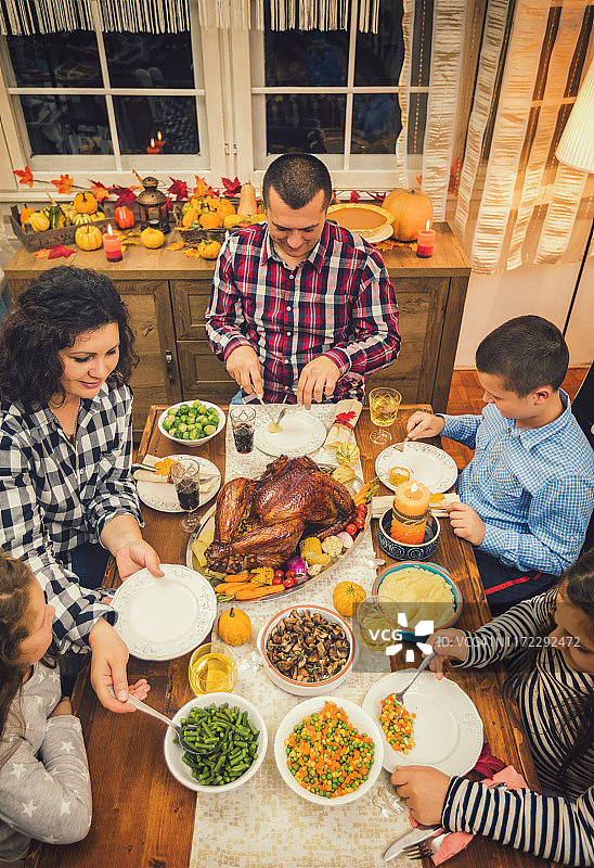 家庭在家享用传统感恩节晚餐图片素材