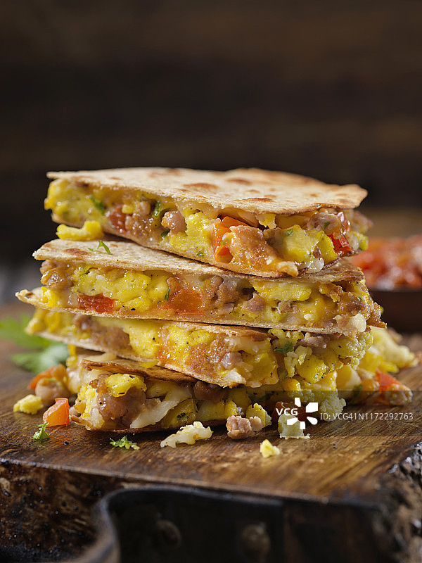 香肠炒蛋辣椒芝士早餐烤饼图片素材