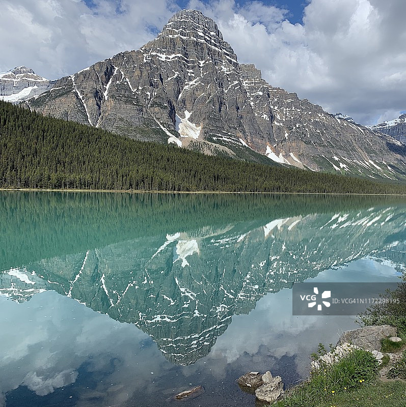 春天里的切普伦山倒影图片素材
