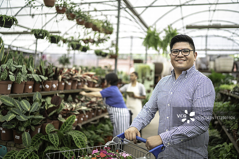 顾客在小型花店购物图片素材