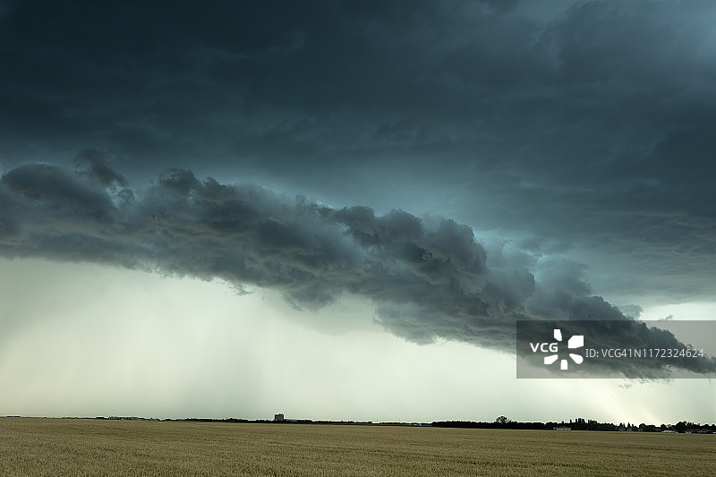 加拿大萨斯喀彻温省草原风暴图片素材