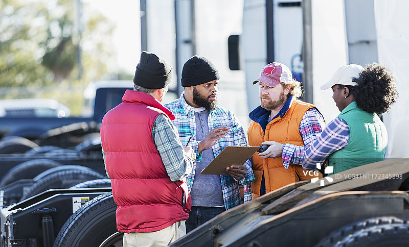 货运公司工人正在开会图片素材