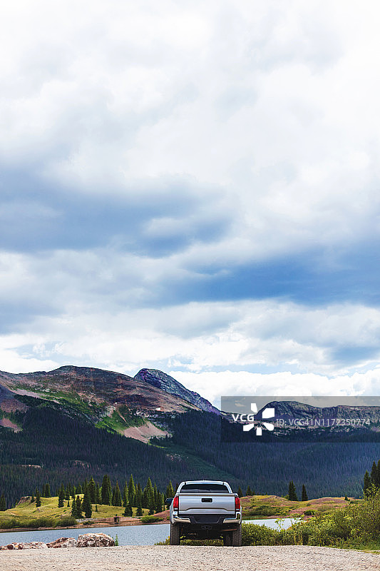 科罗拉多州Durango和Silverton之间，停在湖边水岸的皮卡车图片素材