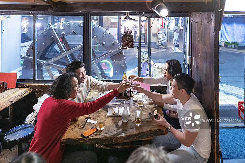 朋友们在餐厅庆祝祝酒图片素材