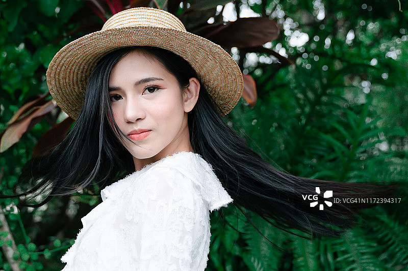 花园里的快乐年轻女子图片素材