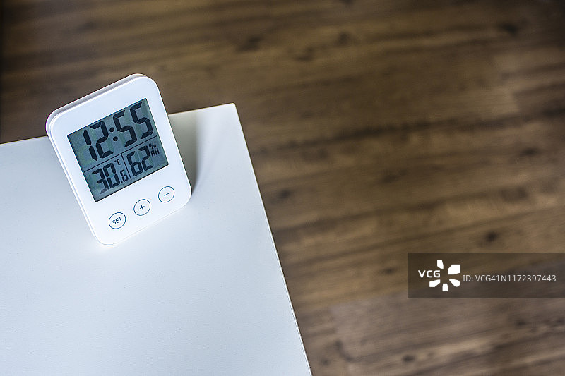 带温湿度测量的数字时钟图片素材
