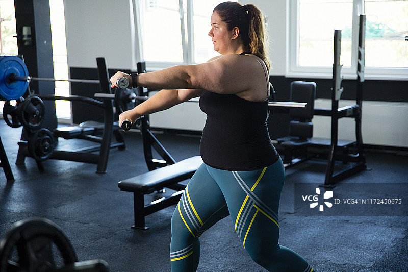 在健身房的超重妇女图片素材