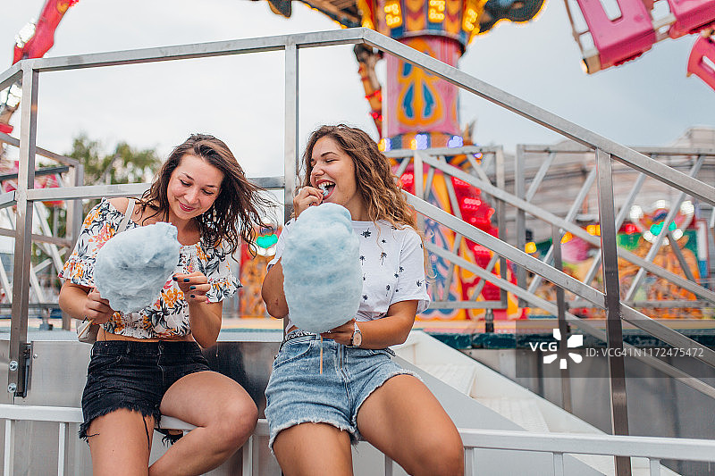 女朋友们在游乐园玩耍图片素材