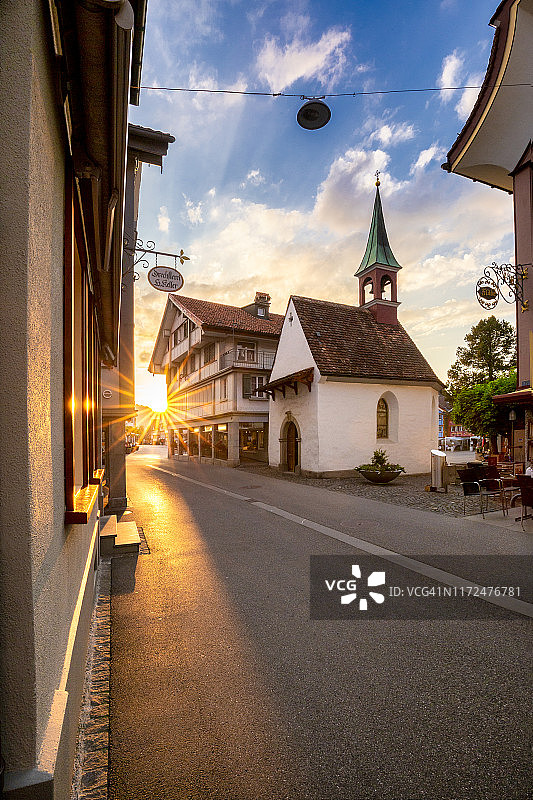 瑞士阿彭策尔村中心房屋间的日落阳光图片素材