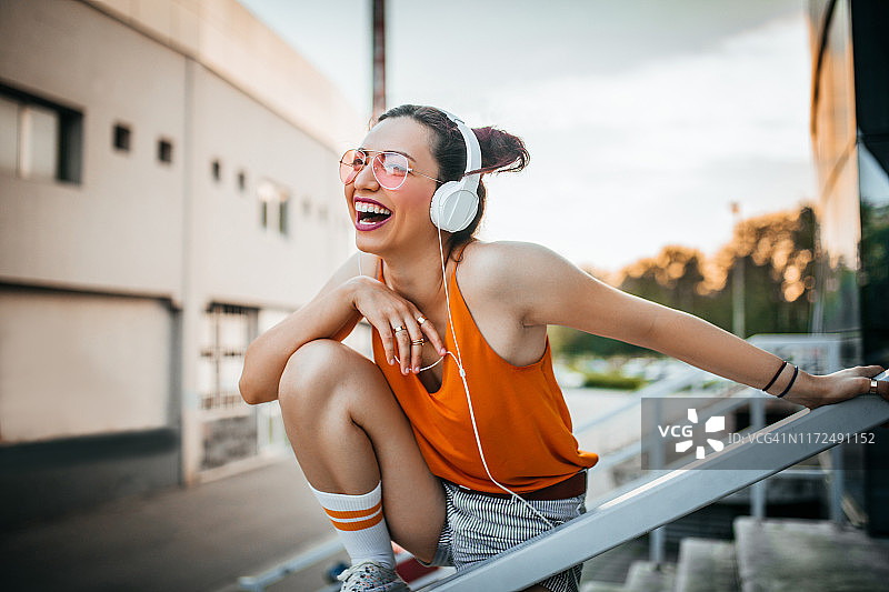 微笑的时髦少女的画像图片素材