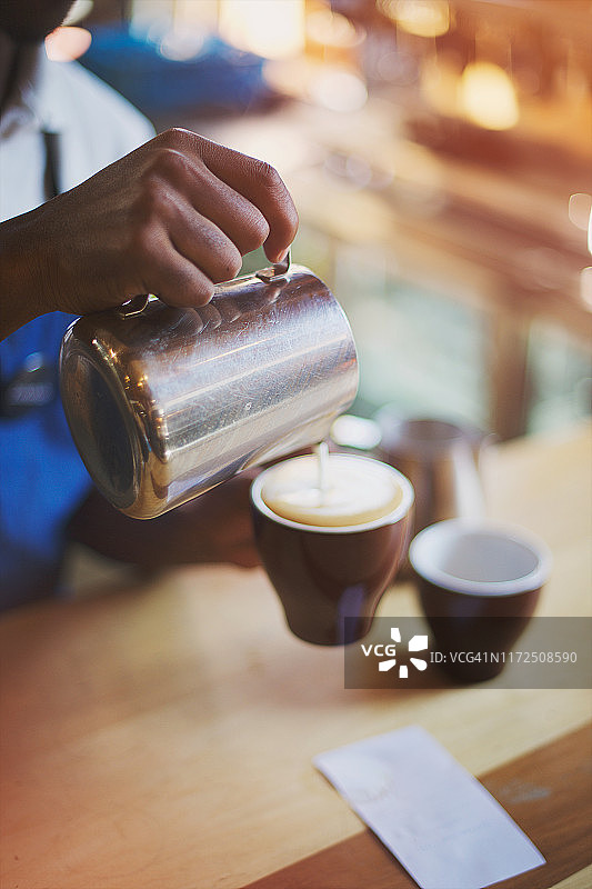 倒入完美的咖啡卡布奇诺泡沫艺术图片素材