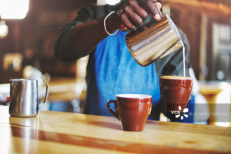 倾倒完美的牛奶泡沫咖啡卡布奇诺图片素材