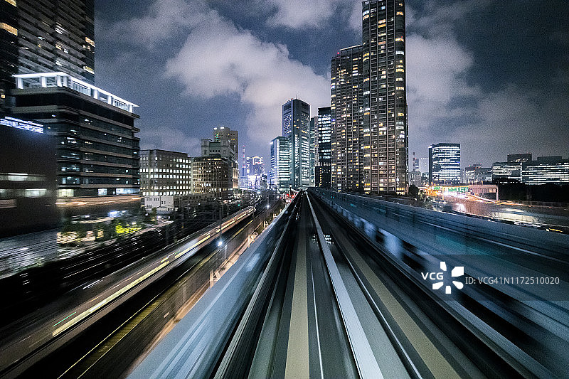 东京地铁夜间加速图片素材