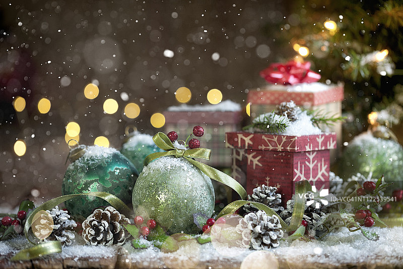 旧木背景上的圣诞节装饰球图片素材