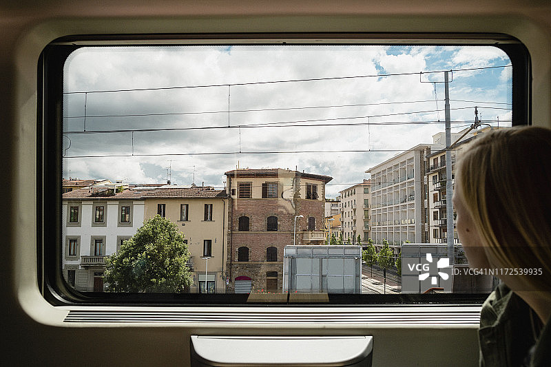 在飘窗旁放松图片素材