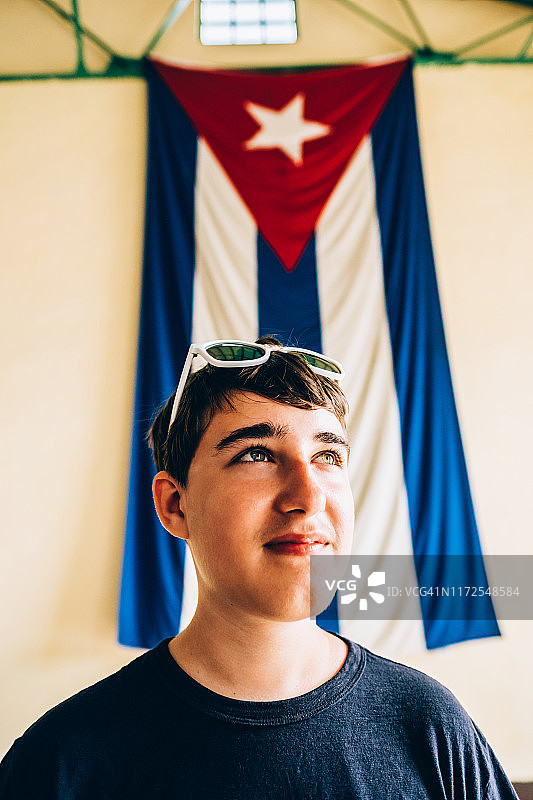 在古巴国旗前的青少年男孩图片素材