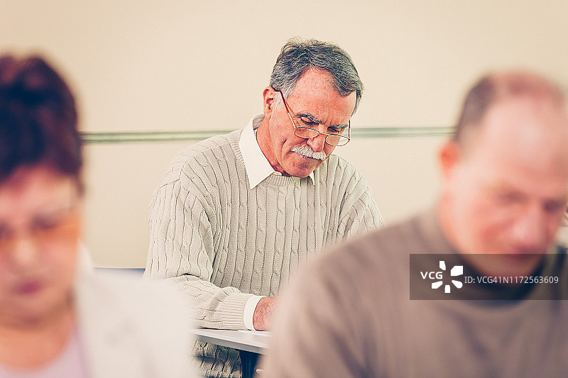 一群老年人参加励志研讨会图片素材